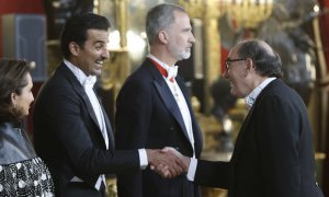 El emir de Qatar, Tamim bin Hamad Al Thani, saluda al presidente de Iberdrola Ignacio Galán, junto a Felipe VI en el Palacio Real de Madrid.