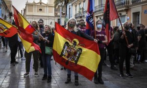 Vecinos de Benimaclet (Valencia) salen a la calle y hacen una cacerolada para pedir barrios "libres de odio" y responder así "al fascismo" ante otra marcha convocada por una formación ultraderechista con banderas franquistas y simbología nazi, a 12 de oct
