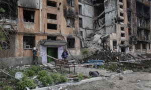 Un militar del Ministerio de Emergencias de Rusia inspecciona los escombros de una casa destruida en Mariupol, Ucrania, el 21 de mayo de 2022.