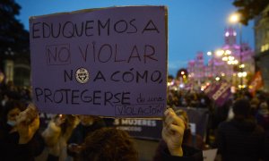 Una persona sostiene una pancarta en una manifestación contra la violencia machista el pasado 25 de noviembre en Madrid.