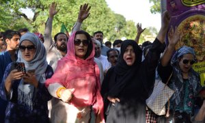 Movilización contra el arresto de la exministra de derechos humanos Shireen Mazari, frente a un cuartel de policía en Islamabad el 21 de mayo de 2022.