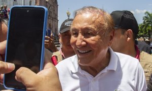 El candidato presidencial de la Liga de Gobernantes Anticorrupción, el exalcalde de Bucaramanga Rodolfo Hernández, saluda a sus seguidores durante su visita a Piedecuesta (Colombia). EFE/ Marco Valencia