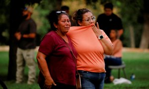 Dos mujeres esperan fuera del Centro Cívico Ssgt Willie de Leon, donde los estudiantes habían sido transportados desde la Escuela Primaria Robb después de un tiroteo, en Uvalde , Texas, EEUU.