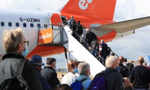 Los pasajeros se preparan para abordar un vuelo de EasyJet a Faro en Portugal desde Gatwick
