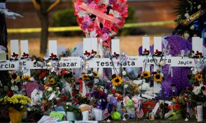 28/05/2022 Flores, velas y fotografías protagonizan el memorial en recuerdo a las víctimas del tiroteo de Texas, cuyos nombres descansan sobre varias cruces blancas en el exterior del Robb Elementary school