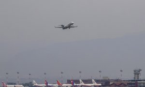 Un vuelo nacional de Yeti Airlines despega del aeropuerto de Katmandú con miembros del equipo de rescate para buscar el avión desaparecido de Tara Air, en el aeropuerto de Katmandú en Katmandú, Nepal, el 29 de mayo de 2022.