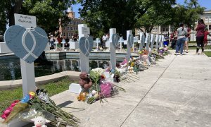 Personas visitan hoy las cruces instaladas en memoria de las 21 víctimas asesinadas el martes en la masacre de la escuela primaria Robb, en la plaza central de Uvalde, Texas (EE.UU).