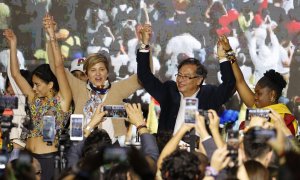 El candidato a la presidencia de Colombia Gustavo Petro (2-d) celebra junto a su esposa Verónica Alcocer (2-i) y su candidata a la vice presidencia Francia Márquez (d).