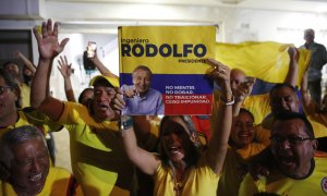 Simpatizantes del candidato presidencial Rodolfo Hernández acuden a la sede de campaña en la noche electoral de este domingo 29 de mayo de 2022.