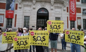 30/05/2022. Un grupo de vecinos del distrito de Chamberí participa en una concentración con pancartas donde se puede leer "STOP Ruidos, SOS Chamberí" en la Puerta del Sol, a 31 de mayo de 2021, en Madrid, (España).