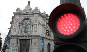 Un semáforo en rejo cerca de la sede del Banco de España, en el centro de Madrid. E.P./Isabel Infantes