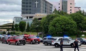 Efectivos de la Policía y Bomberos desplegados en los alrededores de la clínica Saint Francis de Tulsa (Oklahoma), donde un hombre ha matado a cuatro personas este 1 de junio de 2022.