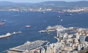 Los cruceros están aatracados en el puerto visto desde el Peñón de Gibraltar, el 5 de mayo de 2022.