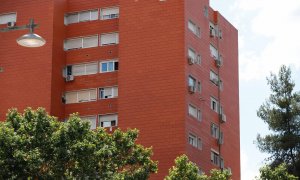 Negociadores de la Policía Nacional siguen intentando convencer al hombre que permanece atrincherado con su hija menor de edad en Coslada (Madrid) de que deponga su actitud y deje salir a la niña.