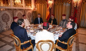 El presidente del Gobierno, Pedro Sánchez, durante la cena ofrecida por el rey de Marruecos, Mohamed VI, el pasado 7 de abril en Rabat.