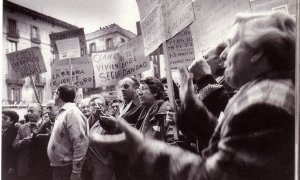 11/1990 - Manifestació del veïnat del Turó de la Peira a la plaça de Sant Jaume per reivindicar solucions per al problema de l’aluminosi, arran l’esfondrament d’una finca l’11 de novembre de 1990 on va morir una veïna.