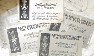 Ayuntamientos como los de Sevilla y Cádiz han avanzado en la retirada de las placas franquistas de las viviendas sindicales.