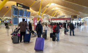 07/06/2022. Viajeros con maletas en la terminal T-4 en el Aeropuerto Adolfo Suárez Madrid-Barajas, a 13 de abril de 2022, en Madrid.