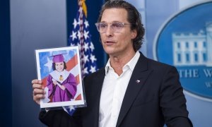 El actor estadounidense Matthew McConaughey sostiene una foto de la víctima del tiroteo de Uvalde, Alithia Ramírez, mientras pide la responsabilidad con las armas en la Sala de Prensa de la Casa Blanca.