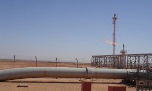 Una vista general muestra la planta de tratamiento de gas de Krechba, al sur de Argel.