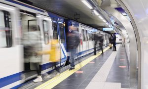 Varias personas entran en los vagones en la estación de Metro de Gran Vía, de Madrid. E.P./Eduardo Parra
