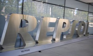 El logo de Repsol, a la entrada de la sede de la petrolera en Madrid. E.P./Cézaro De Luca