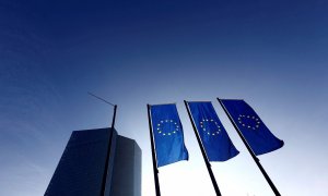 Bandera de la UE delante de la sede del BCE en Fráncfort. REUTERS/Kai Pfaffenbach
