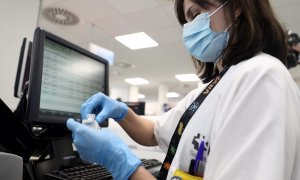 10/06/2022. Una técnico de laboratorio trabaja con pruebas PCR en el Laboratorio de Microbiología del Hospital público Gregorio Marañón, a 31 de mayo de 2022, en Madrid.