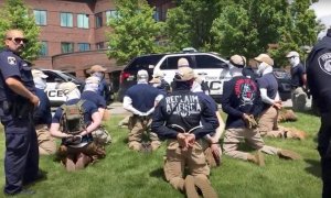 12/06/2022 La Policía de Idaho custodia al grupo de 31 personas detenidas pertenecientes a Patriot Front