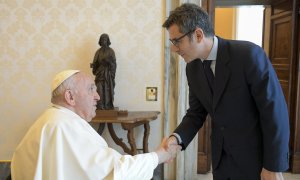 El ministro de la Presidencia, Félix Bolaños, junto al Papa Francisco, este lunes.