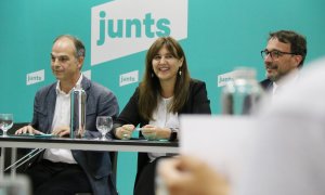 La presidenta de JxCat, Laura Borràs, el secretari general, Jordi Turull, i el vicepresident Josep Rius, en la primera reunió de la nova executiva del partit.
