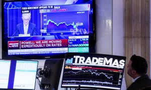 Los comerciantes trabajan, mientras el presidente de la Reserva Federal , Jerome Powell, hace comentarios en una pantalla en el piso de la Bolsa de valores de Nueva York (NYSE) en la ciudad de Nueva York, EEUU, 15 de junio de 2022.