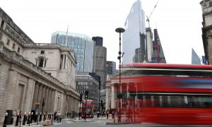 Un autobús londinense pasa cerca de la sede del Banco de Inglaterra, en la City. REUTERS/Toby Melville