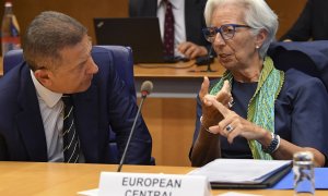 La presidenta del BCE, Christine Lagarde , conversa con uno de sus asesores antes de la reunión de los ministros de Finanzas de la Eurozona, en Luxemburgo. AFP/John Thys