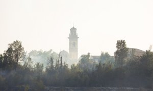 17/06/2022 Las labores de extinción del incendio forestal declarado este viernes en Caudiel (Castelló) se centran esta tarde en la defensa de la primera línea de viviendas de la localidad
