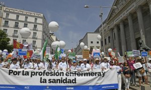Unas 1.700 enfermeras, según datos de la delegación del Gobierno en Madrid, se han movilizado este sábado para exigir una mayor financiación de la sanidad pública, el aumento de plantillas en su especialidad y la mejora de sus condiciones laborales, en un