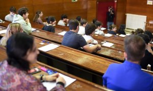 Varios alumnos en un aula de la Facultad de Derecho el día que da comienzo las pruebas de acceso a la universidad del año 2022, en la Facultad de Derecho de la Universidad Complutense de Madrid.