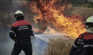 Un bombero trabaja en la extinción del incendio de Puente la Reina, Navarra, generado tras una intensa ola de calor en España en junio de 2022.