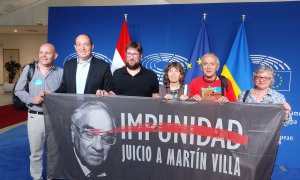 Miembros de asociaciones de víctimas del franquismo y de la Transición junto al eurodiputado Miguel Urbán.
