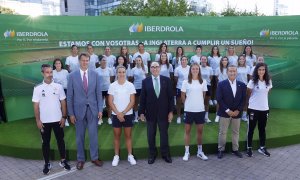 El presidente de Iberdrola, Ignacio Sánchez Galán (c), y el embajador del Reino Unido, Hugh Elliott (2i), con las integrantes de la selección femenina de fútbol que participará en el campeonato europeo en Inglaterra.