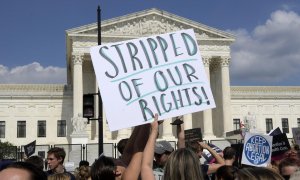 Una mujer sostiene una pancarta que dice "Despojadas de nuestros derechos" hoy, durante una manifestación contra el fallo que prohíben el aborto, frente al Tribunal Supremo en Washington