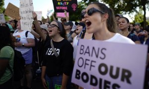 Activistas por el derecho al aborto protestan frente a la Corte Suprema en Washington, DC, EE. UU., 25 de junio de 2022.
