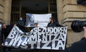 (7/3/22) Protestas en la Audiencia Provincial de Gipuzkoa durante el juicio contra el fotógrafo Kote Cabezudo, el pasado 7 de marzo. (Archivo).