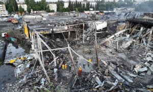 Bomberos trabajan en las ruinas de un centro comercial alcanzado por un ataque con misiles rusos en Kremenchuk, en la región de Poltava, Ucrania. (28 de junio de 2022)