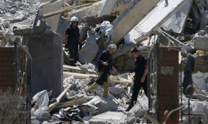 El equipo de salvación y la Policía de Ucrania trabajan sobre uno de los edificios destruidos este viernes, 1 de julio de 2022.