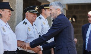 El ministro del Interior, Fernando Grande-Marlaska (d), saluda al Jefe de División y Perfeccionamiento de la Policía Nacional, Cirilo Durán (i), a su llegada a la inauguración del curso 'La formación en Policía Nacional.
