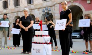 05/07/2022 -La protesta de Lafede.cat i altres entitats davant del Parlament per denunciar la demora en la creació del Centre de Drets Humans i Empresa.