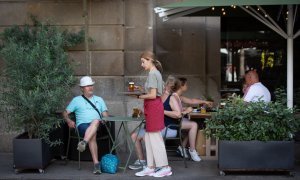 Una camarera sostiene una bandeja en la plaza Real de Barcelona, a 15 de junio de 2022, en Barcelona, Catalunya (España). Los empresarios del turismo y la hostelería han reiterado la ausencia de trabajadores en su sector