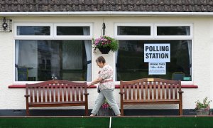 Un votante sale de un colegio electoral en Seaton, en East Devon, en el suroeste de Inglaterra, a 23 de junio de 2022.