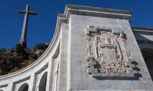 07/07/2022. El escudo de los Reyes Católicos esculpido en el complejo monumental del Valle de los Caídos, a 17 de noviembre de 2021, en San Lorenzo de El Escorial, Madrid